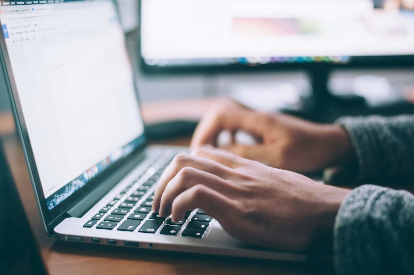 Learn how to build niche websites with AI and SEO